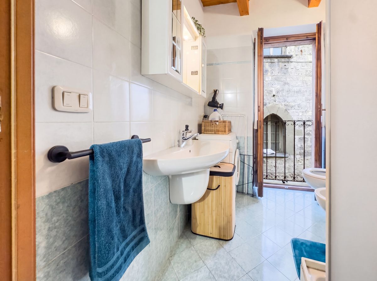 Bagno con finestra sul vicolo