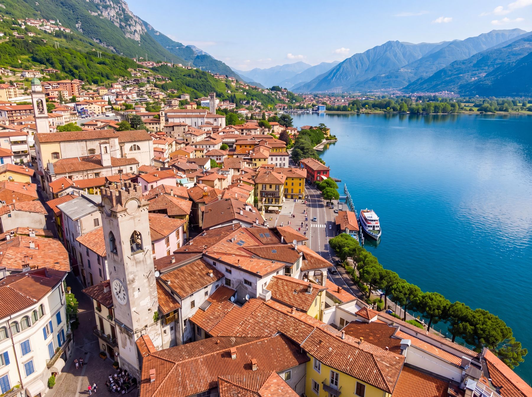 Veduta aerea di Lovere sul Lago d'Iseo